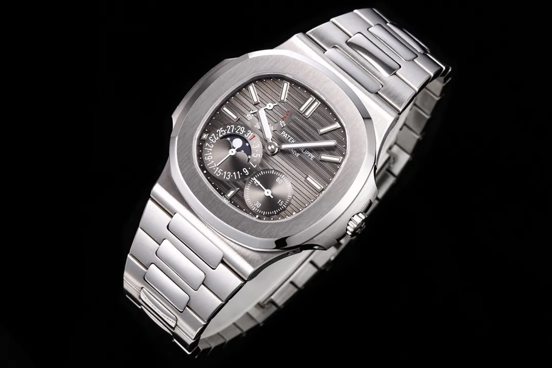 【Top replica】💰5320! Patek Philippe Nautilus 5712/1A-001 multi-function watch combines classic aesthetics and brings together the best of the past! [Case] ​​The size of the watch is 40 mm. The pillow-shaped case, which is the same as the original, adopts a combination of two processes: front brushing and side polishing, which has a clear sense of layering and full texture. Showing exquisite craftsmanship. [Strap] The original strap is tailor-made one to one. The central polished part of each strap can show the shape of a diamond, showing a high-end texture. [Movement] 3K Factory uses a customized version of PP.Cal.240 PS IRM C LU movement, which perfectly restores the original, date, true kinetic energy, and true moon phase functions. 3K ingenious work, welcome all watch friends to taste it!